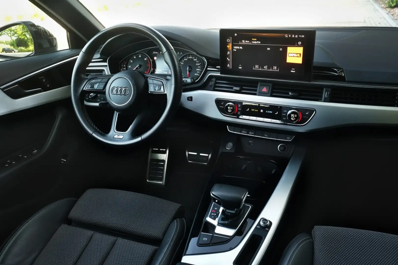 Audi A4 Avant 35 TFSI S-Line Noir - 2