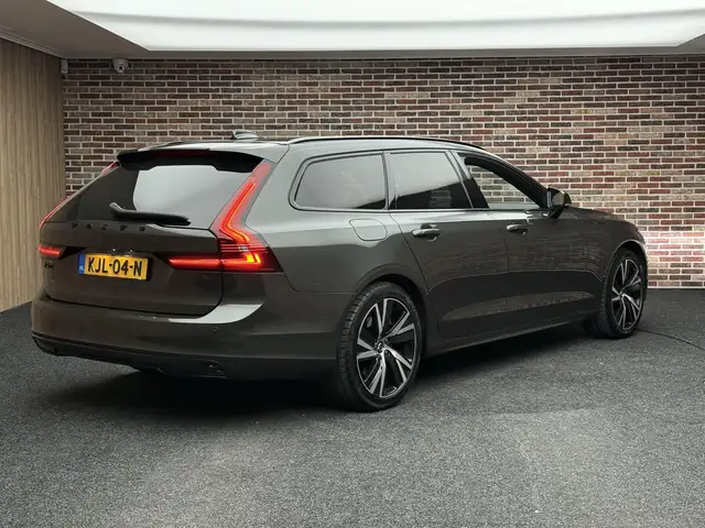 Volvo V90 view 2