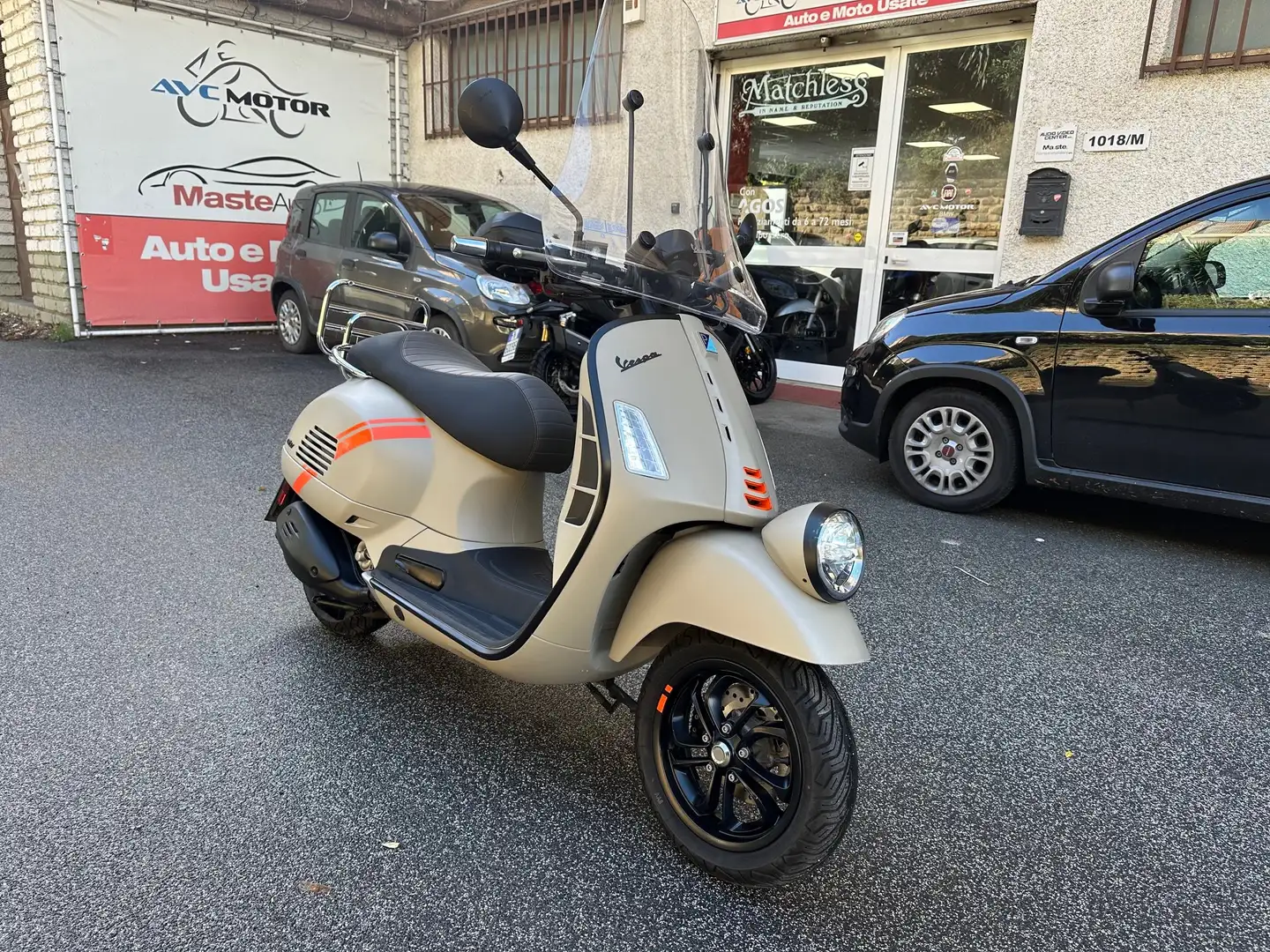 Vespa GTV 300 10/23 KM.8596 UNIPRO. Beige - 1