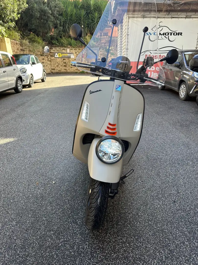 Vespa GTV 300 10/23 KM.8596 UNIPRO. Beige - 2