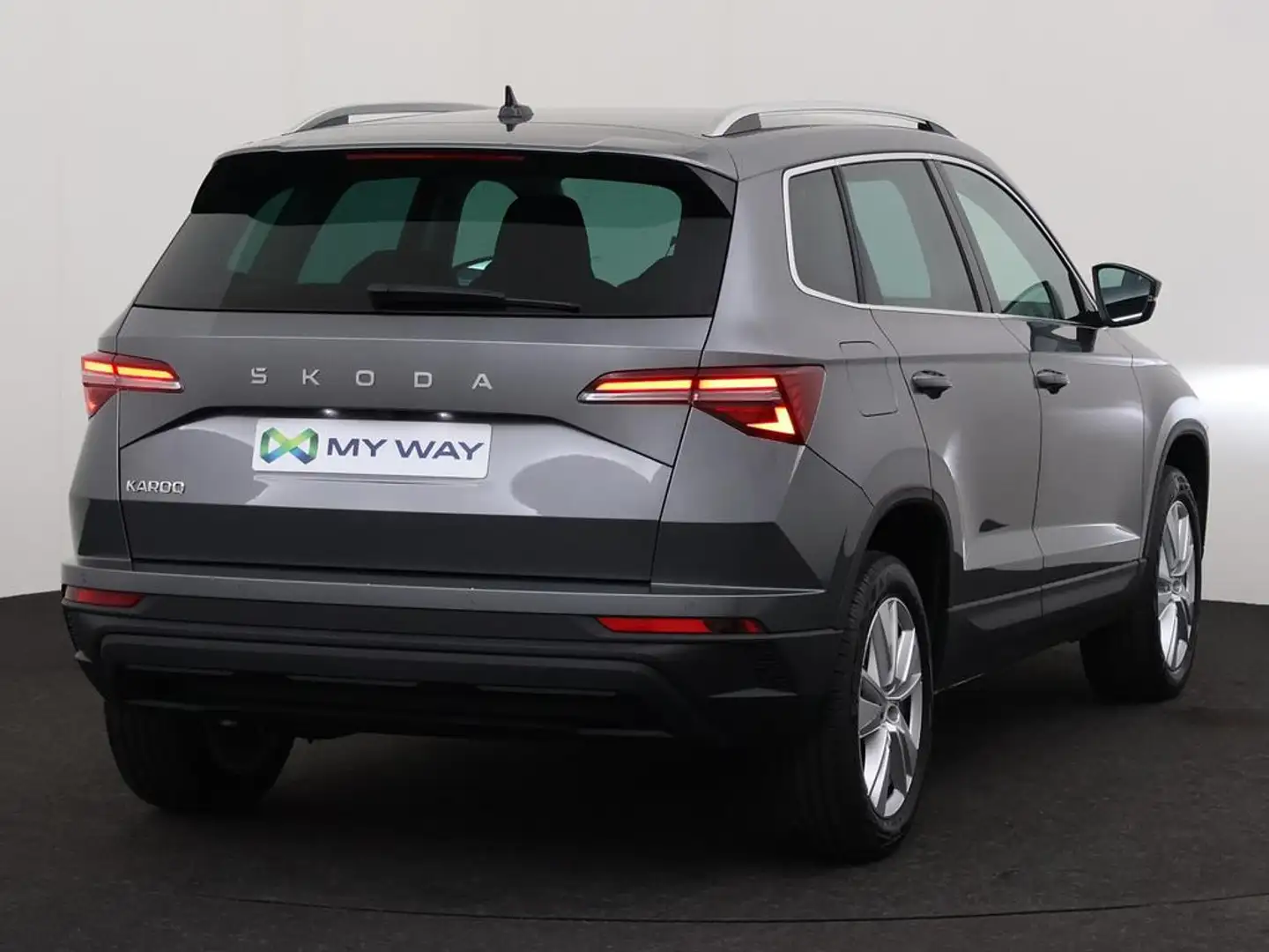 Skoda Karoq FAMILY 1.5 TSI 150 PK DSG-7 / ACC / Camera / Apple Carplay Grijs - 2