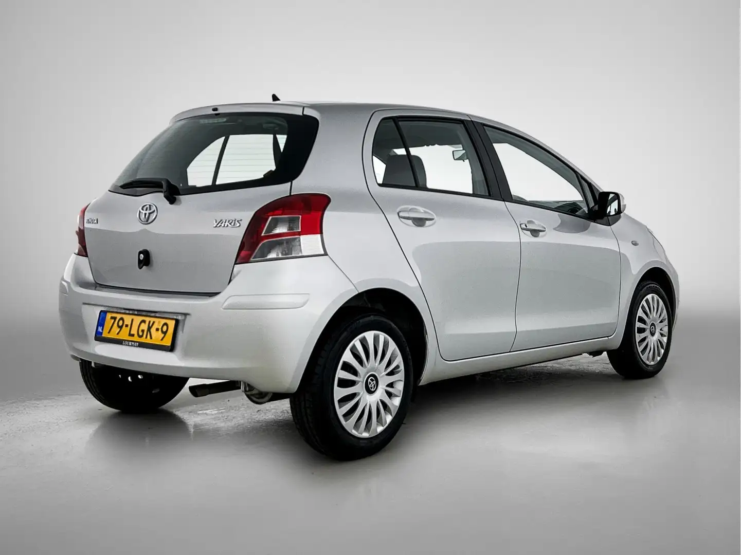 Toyota Yaris 1.3 VVTi Aspiration 1e eigenaar | Uniek lage kmsta Grijs - 2