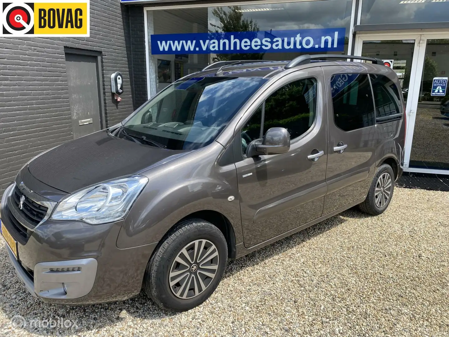 Peugeot Partner Tepee 1.2 PureTech Allure 110 pk navigatie en airc Grijs - 2