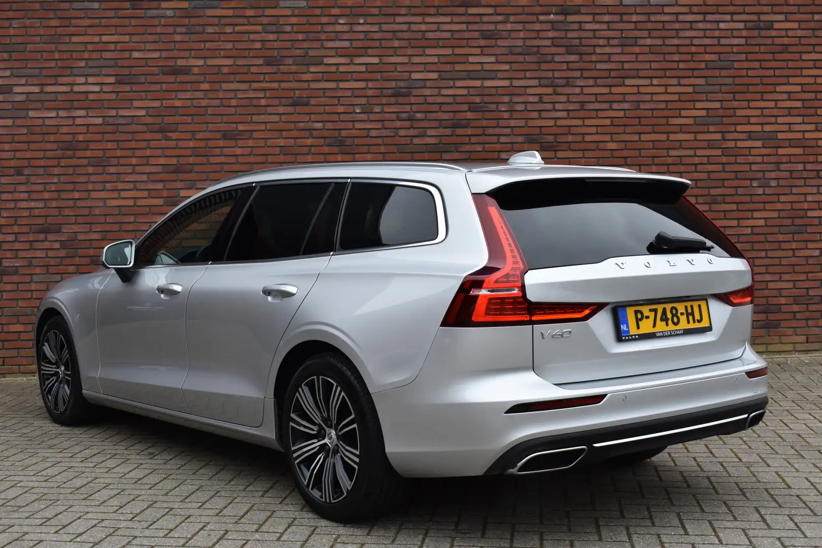 Volvo V60 B3 177PK Automaat Inscription | Park Assist | 360 Grijs - 2