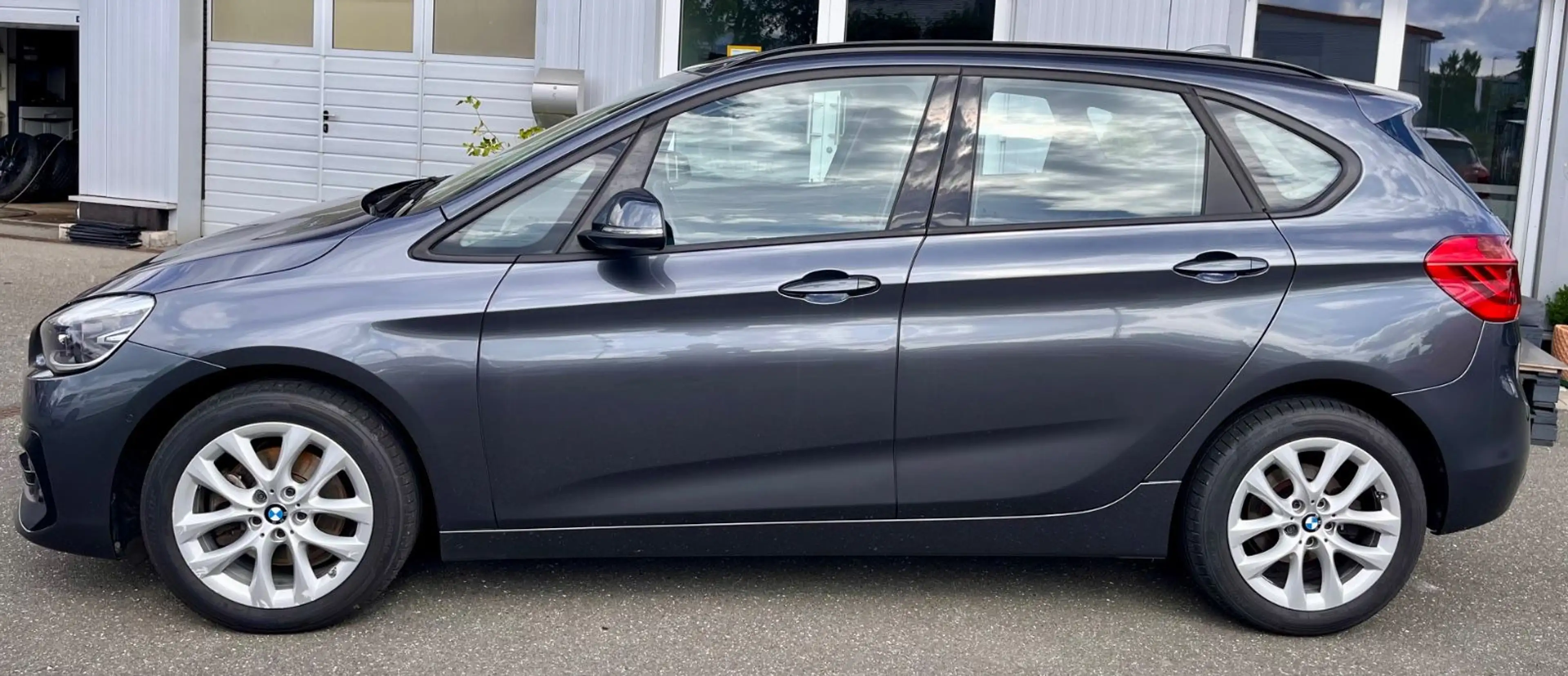 BMW 220 i Active Tourer Sport Line Aut.|Panorama|Navi — photo 8
