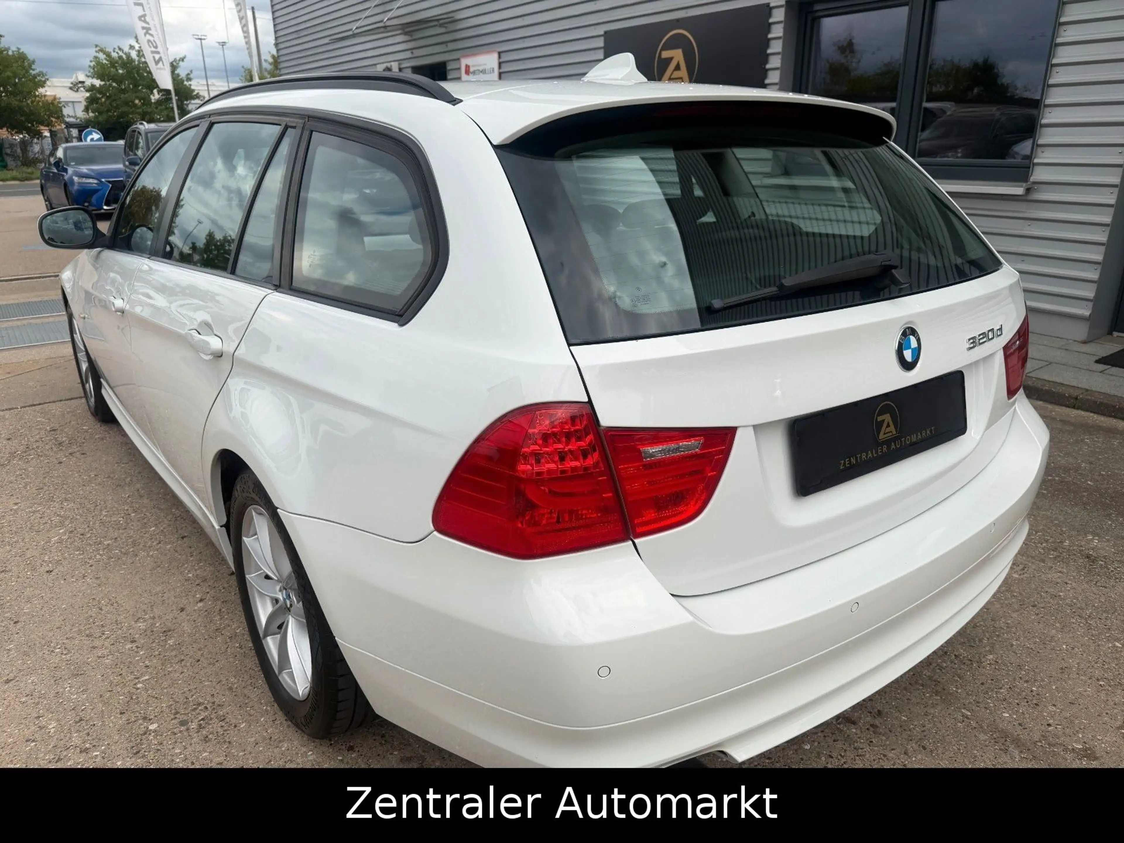 BMW 320 d  Touring/Xenon/Navi/Panorama/PDC — photo 7