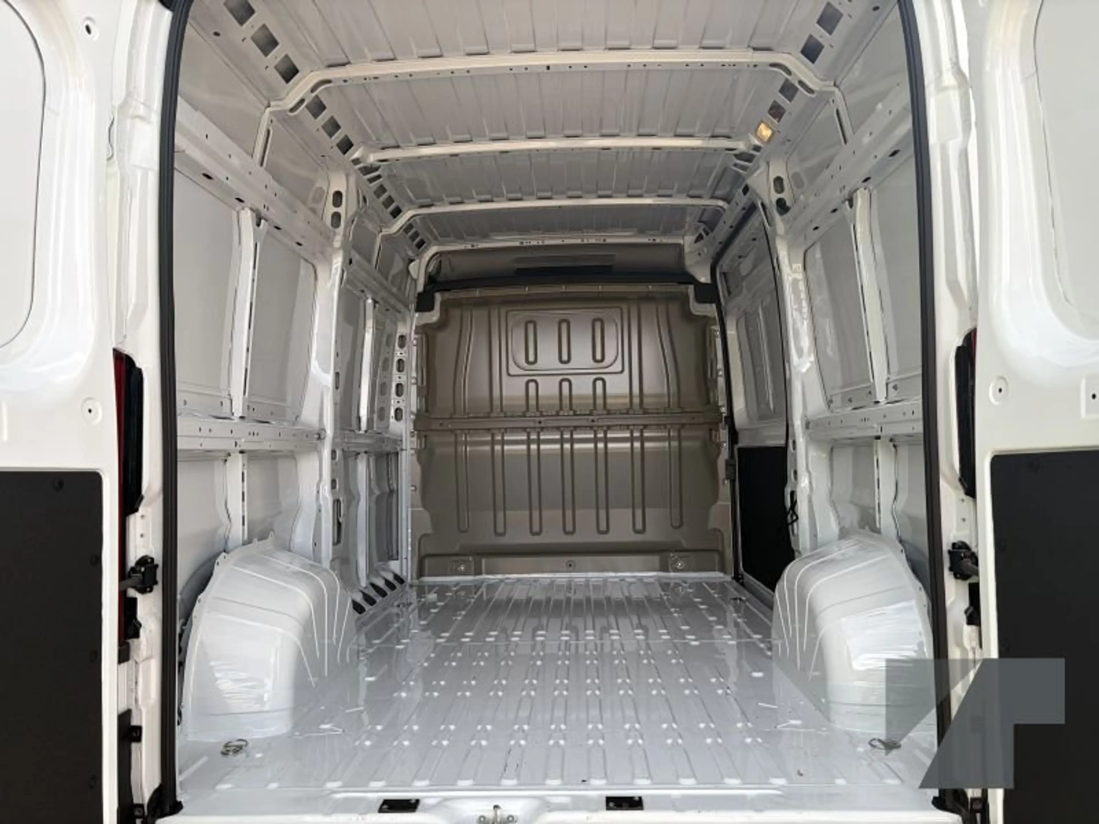 Peugeot Boxer 335 L2H2 BlueHDi 180 — photo 22