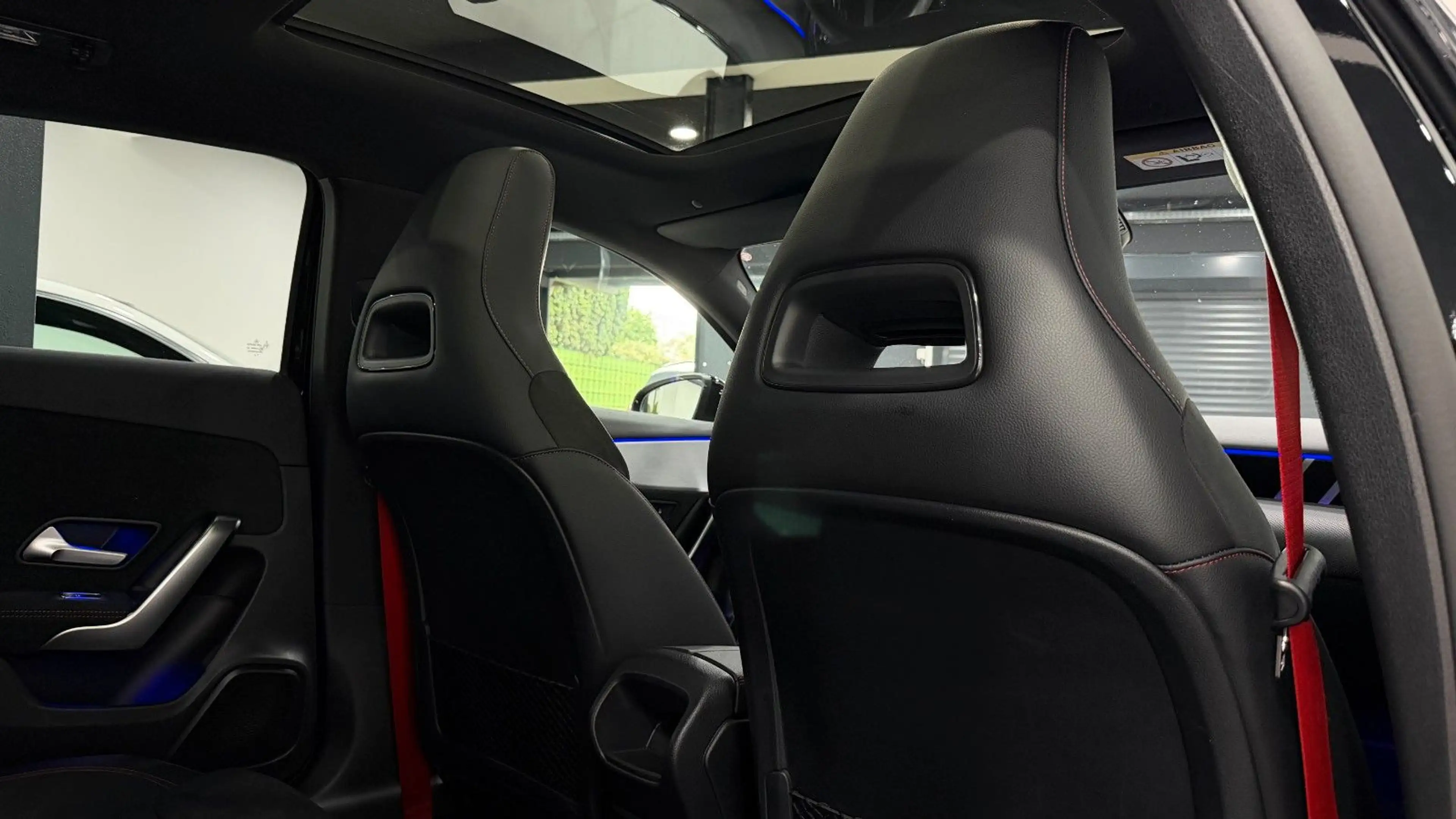 Mercedes-Benz A 35 AMG 4Matic+ SPEEDSHIFT/Pano/Night/1.Hand/PA — photo 11