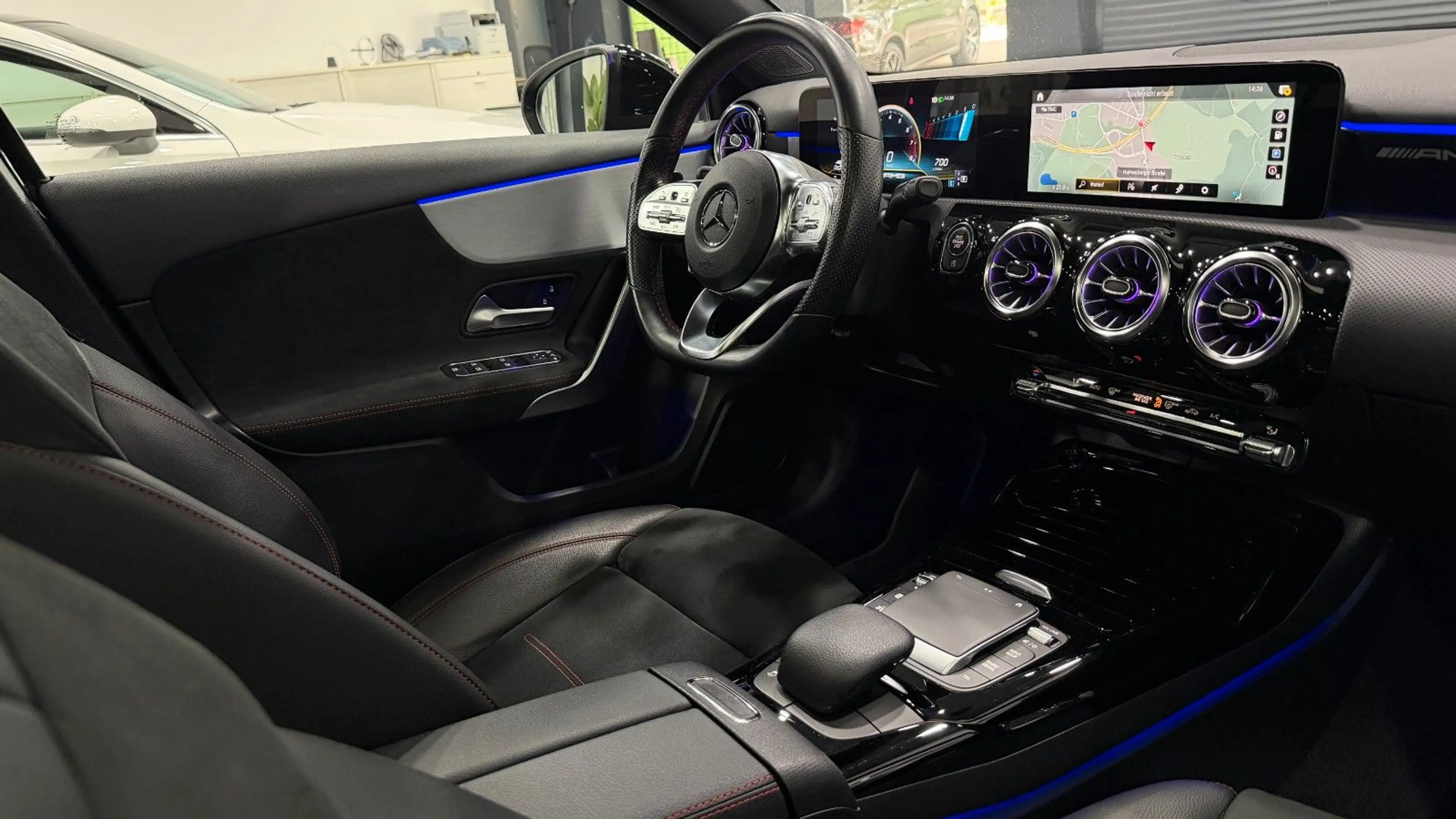 Mercedes-Benz A 35 AMG 4Matic+ SPEEDSHIFT/Pano/Night/1.Hand/PA — photo 4