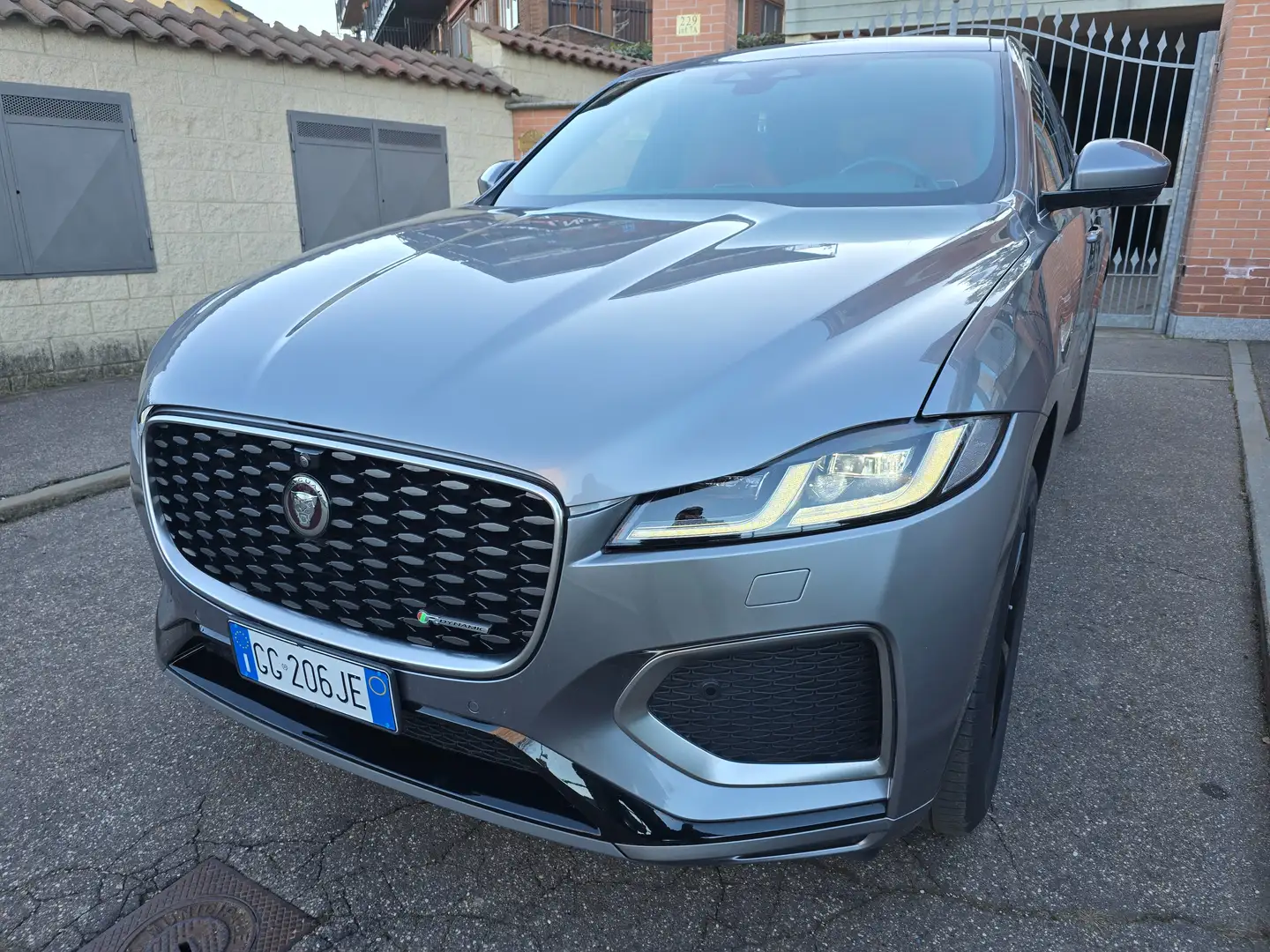 Jaguar F-Pace R-Dynamic HSE 2.0d 204 CV AWD Gris - 1