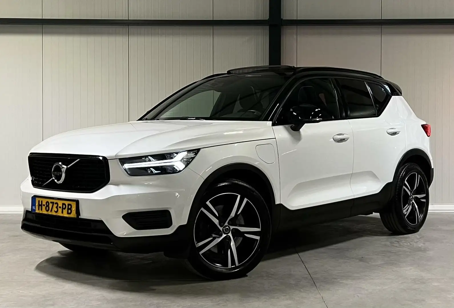 Volvo XC40 1.5 T5 Twin Engine R-Design Pano Carplay ACC NAP Weiß - 1
