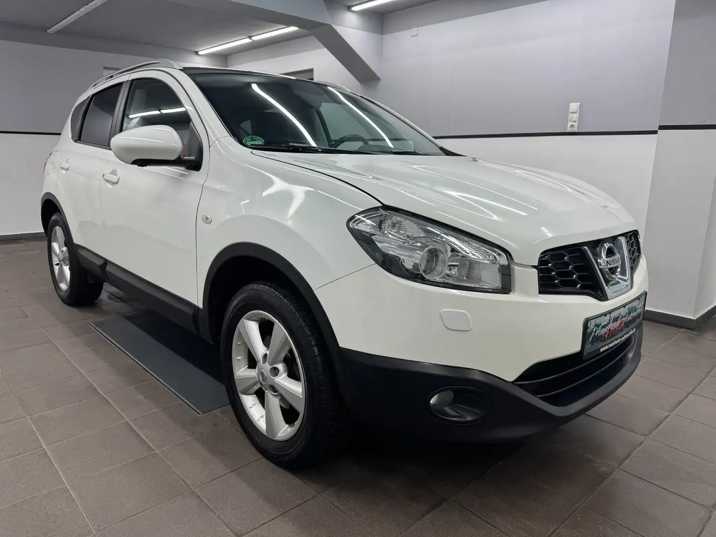 Nissan Qashqai Tekna 4X4/360°Kam/Bose/Panorama/AHK/SHZ Weiß - 2
