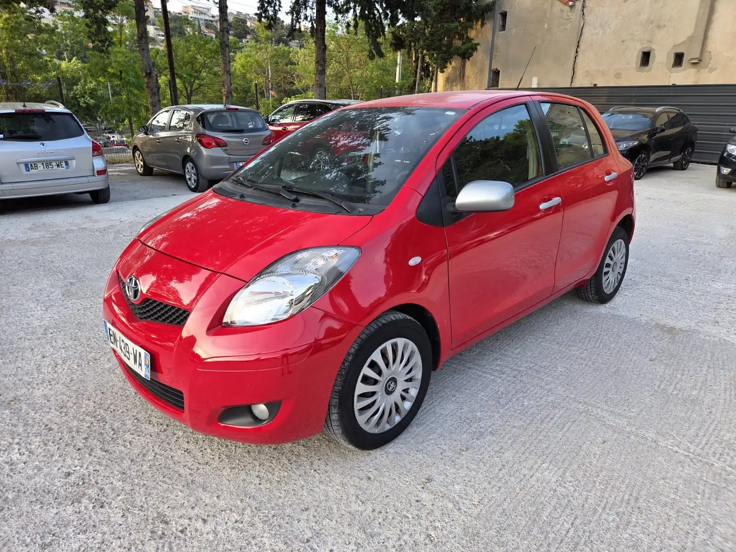 Toyota Yaris confort Rouge - 2