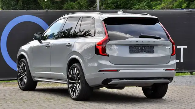 Volvo XC90 view 3