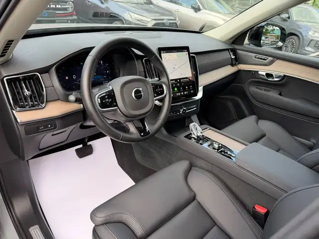 Volvo XC90 view 4