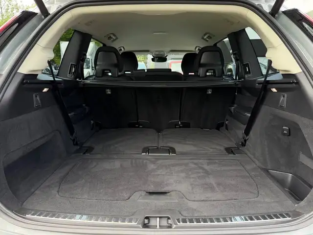 Volvo XC90 view 10