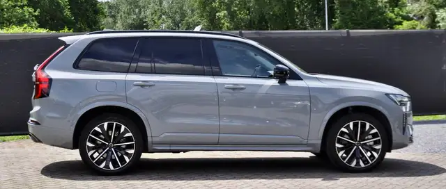 Volvo XC90 view 2