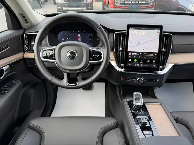 Volvo XC90 view 8