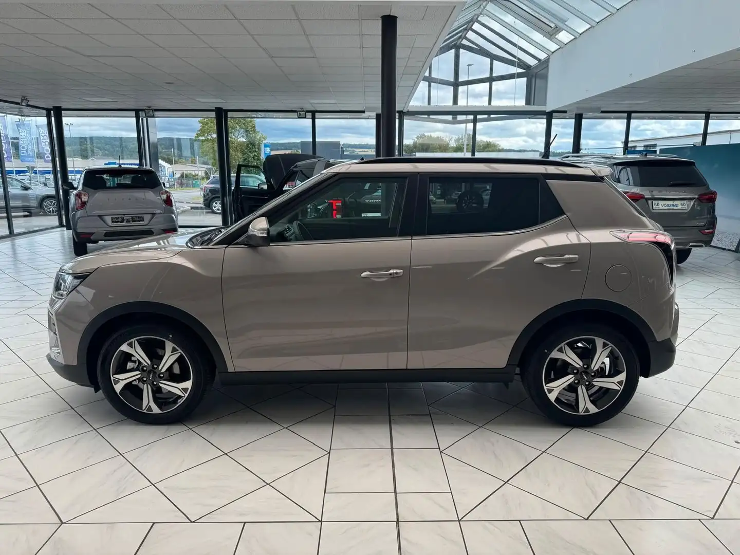 KGM Tivoli 1.5 Lux 6AT 2WD Grau - 2