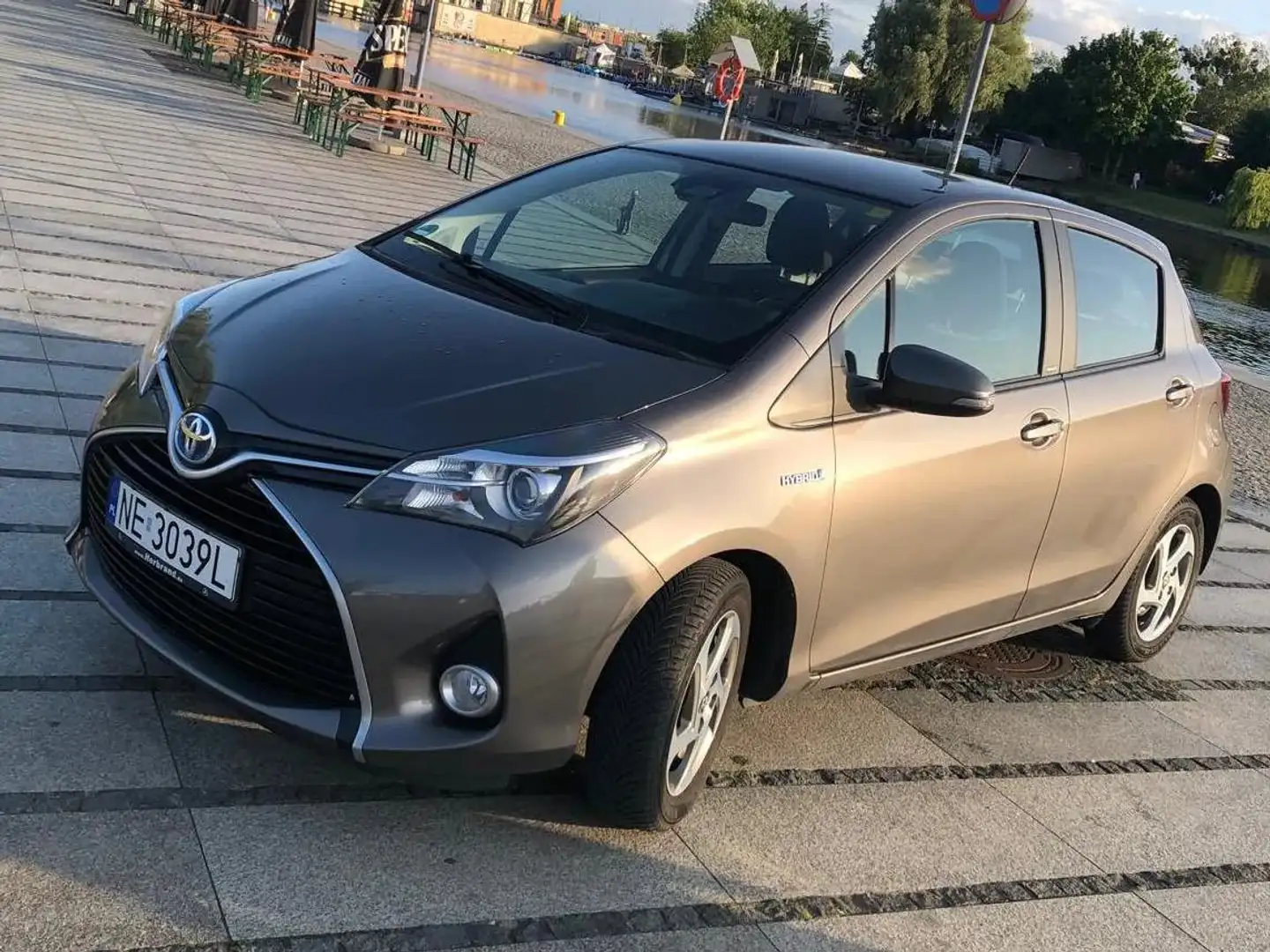 Toyota Yaris Hybrid Edition S Gris - 1