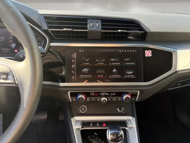 Audi Q3 view 9