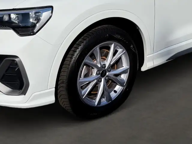 Audi Q3 view 6