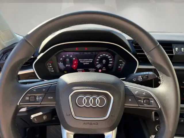 Audi Q3 view 8