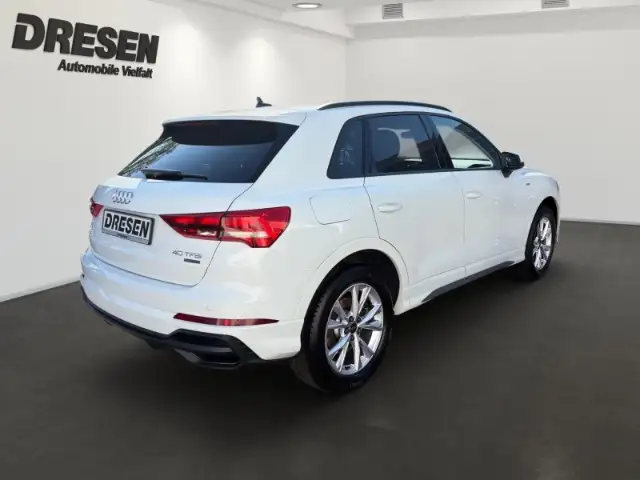 Audi Q3 view 3
