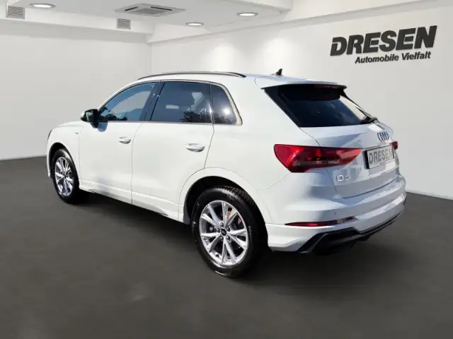 Audi Q3 view 4