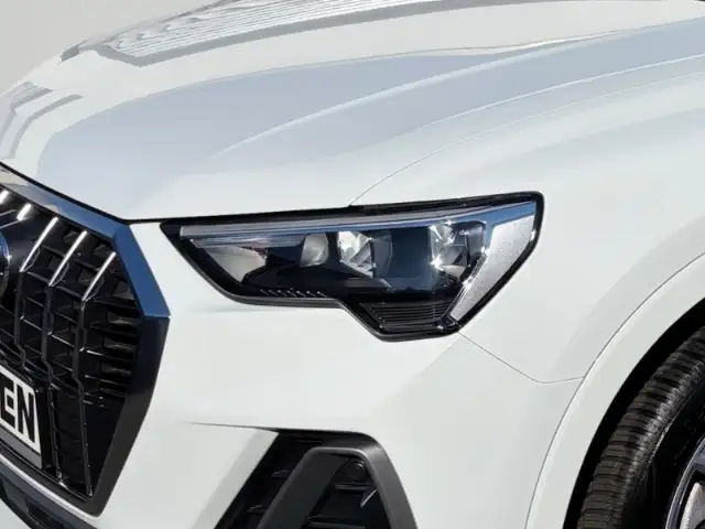 Audi Q3 view 5