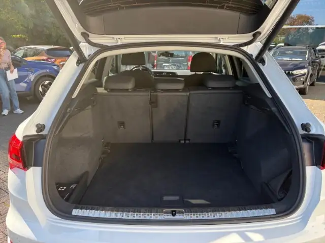 Audi Q3 view 12