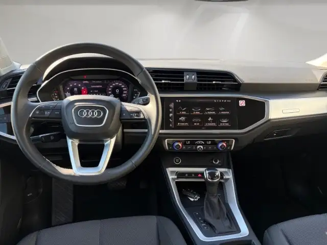 Audi Q3 view 11