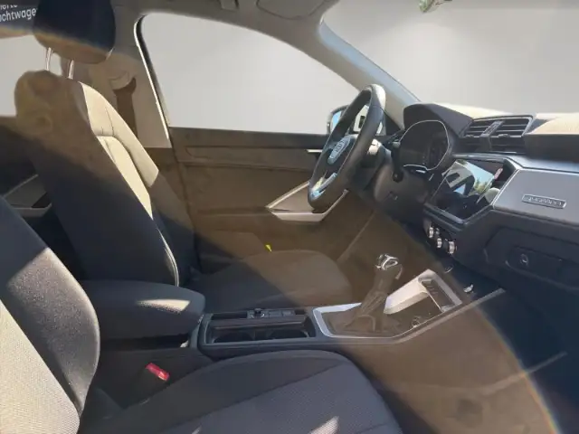 Audi Q3 view 14