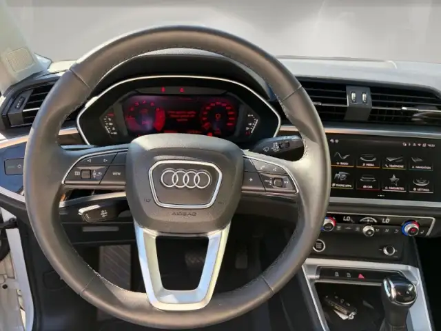 Audi Q3 view 10