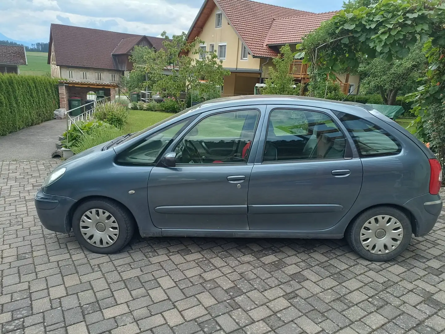 Citroen Xsara Picasso 1,6i Millionaire Grau - 1