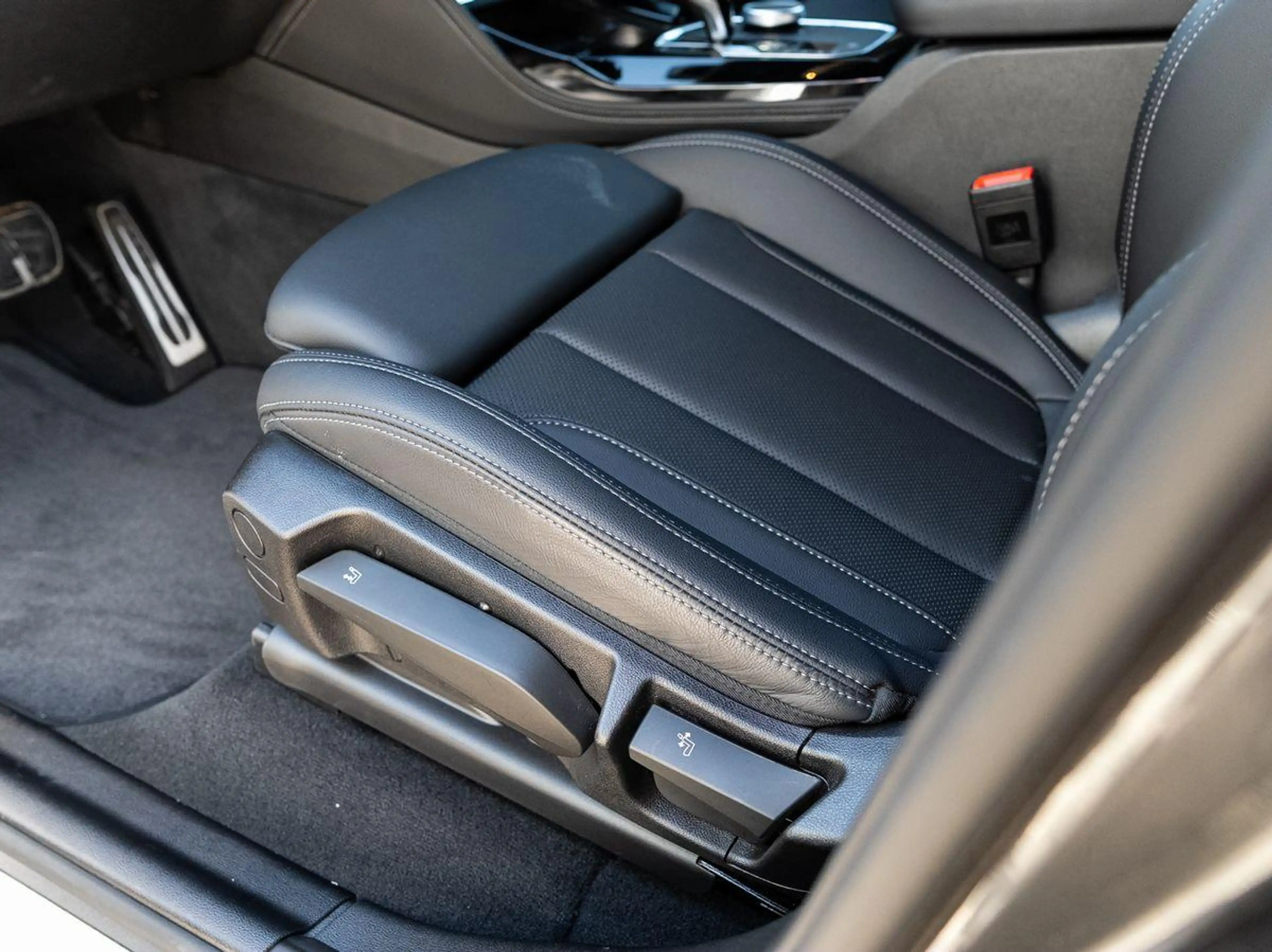 BMW X4 xDrive20d M-Sport AHK PANO ACC Laser HuD KoZg — photo 13