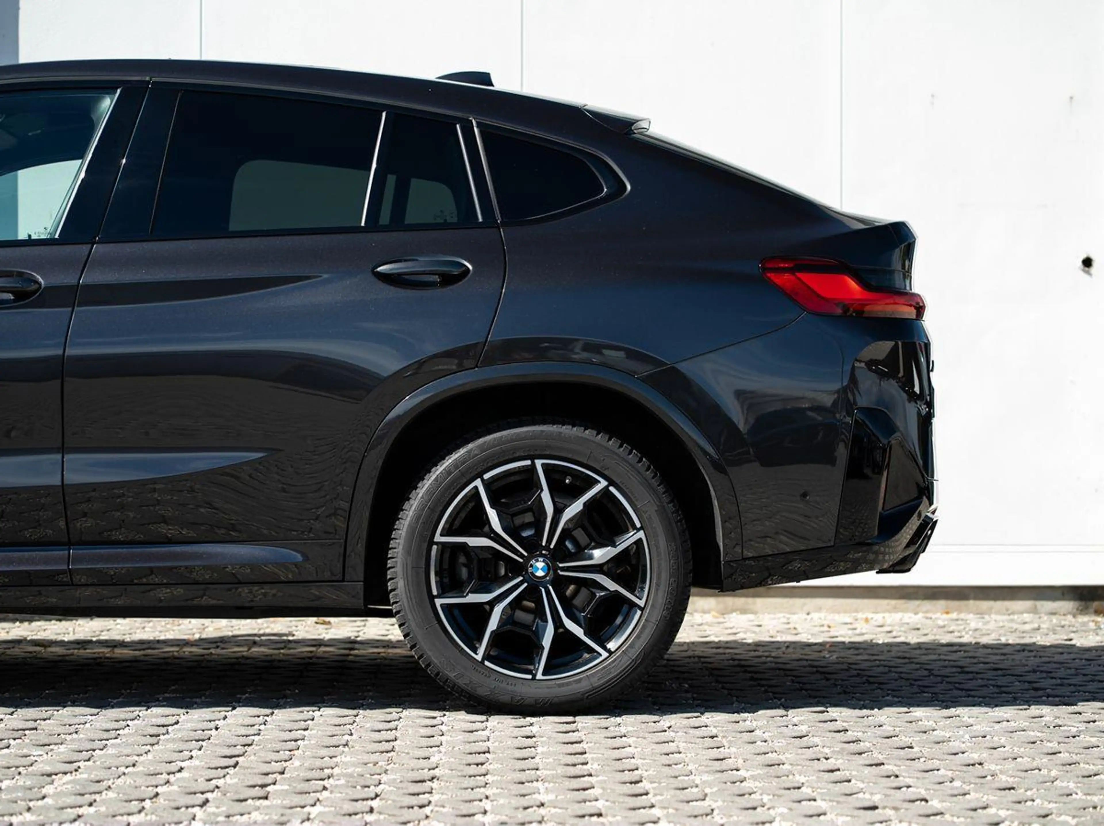 BMW X4 xDrive20d M-Sport AHK PANO ACC Laser HuD KoZg — photo 9