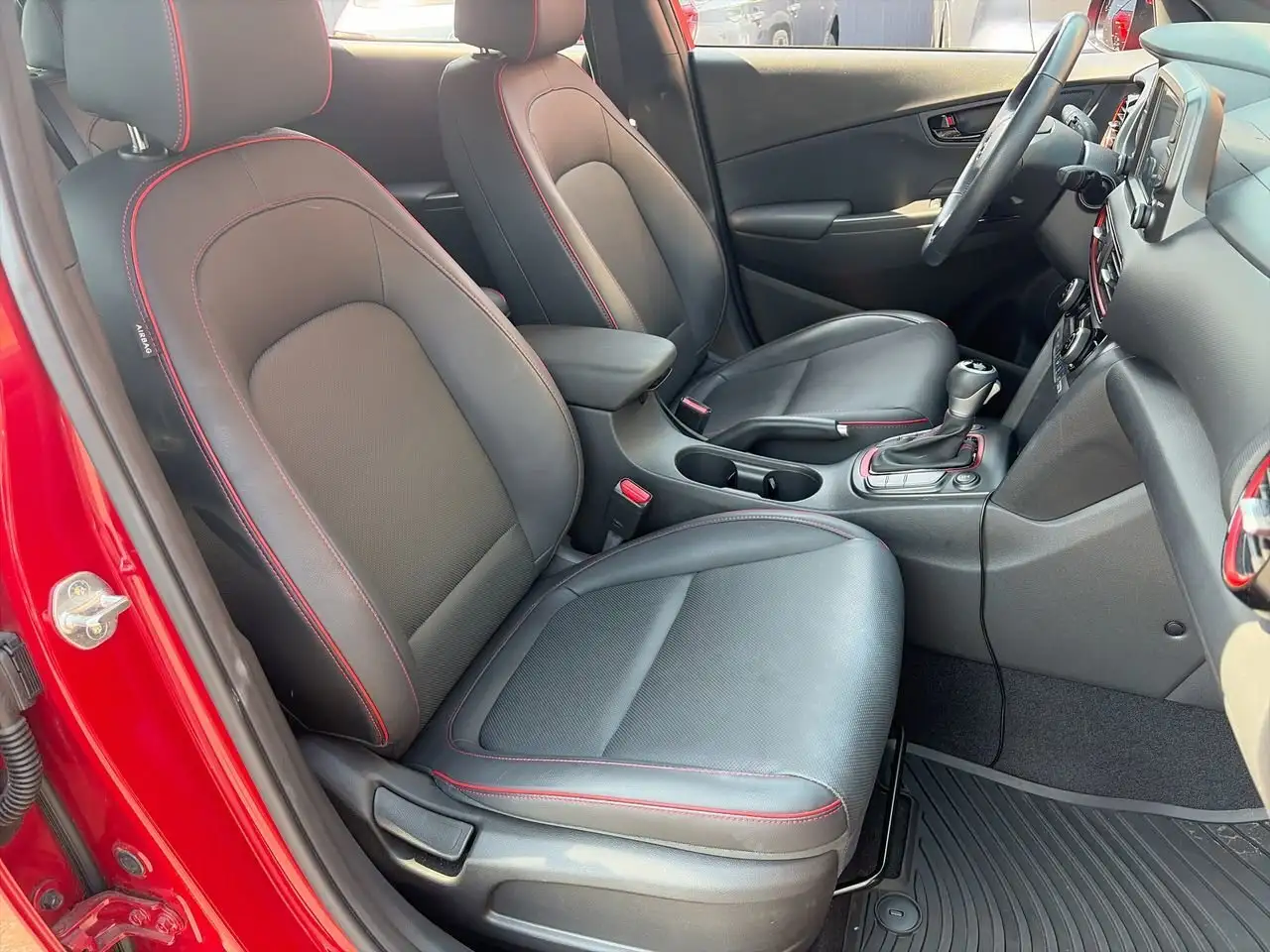 Hyundai KONA снимка Hyundai KONA