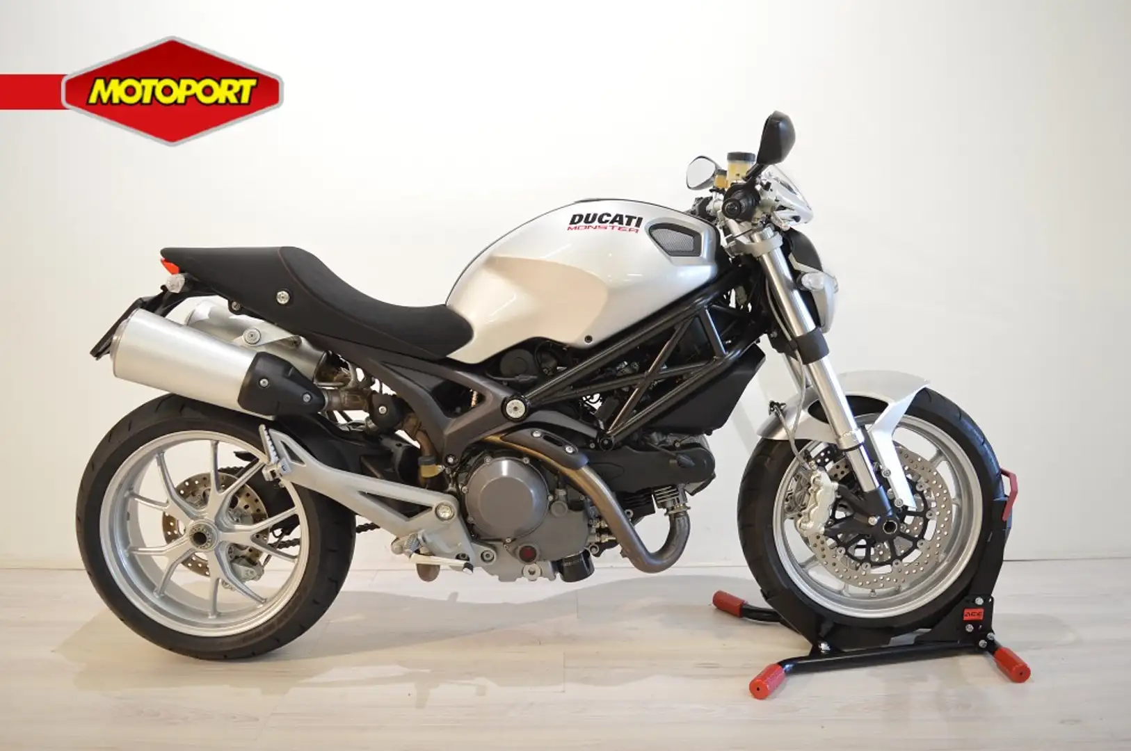 Ducati Monster 1100 srebrna - 1