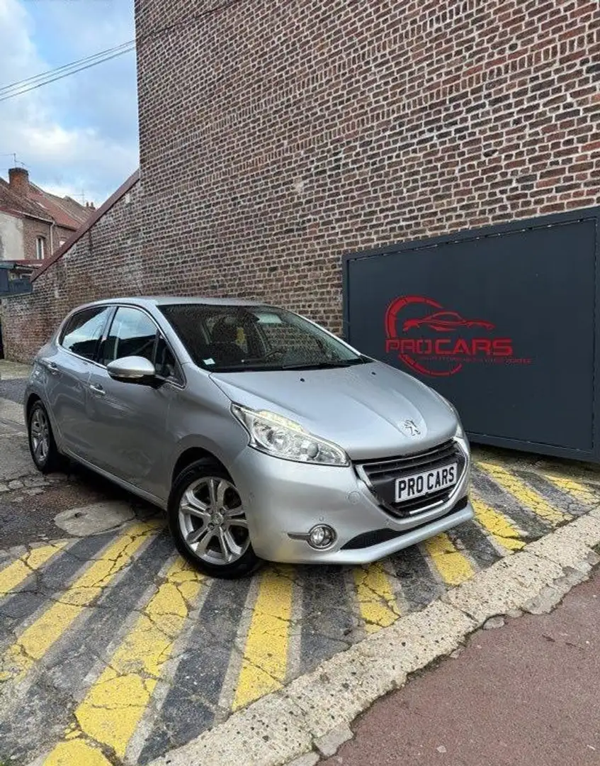 Peugeot 208 1,4 hdi Gris - 1