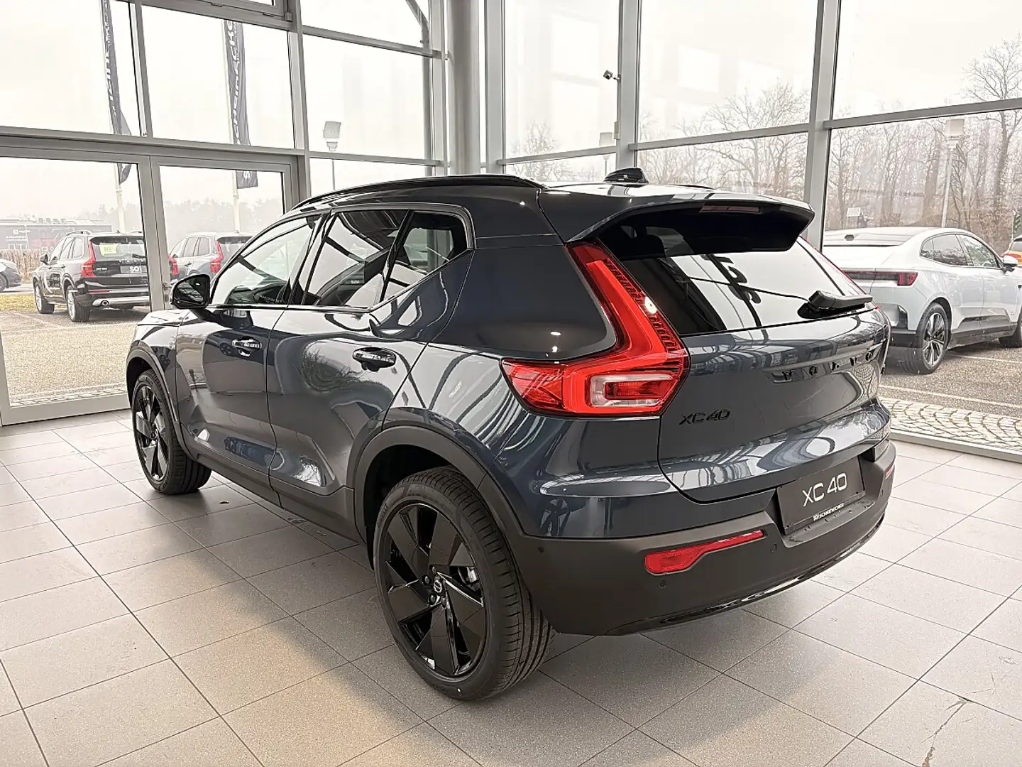 Volvo XC40 B3 Plus Black Edition Aut. Blau - 2