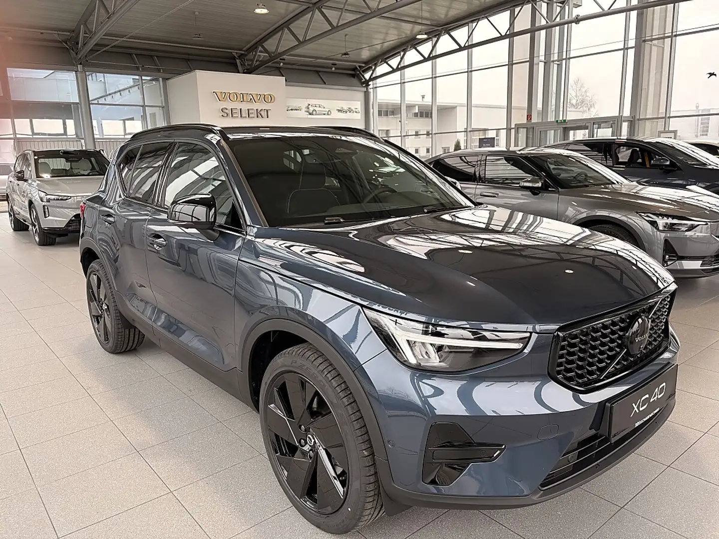 Volvo XC40 B3 Plus Black Edition Aut. Blau - 1