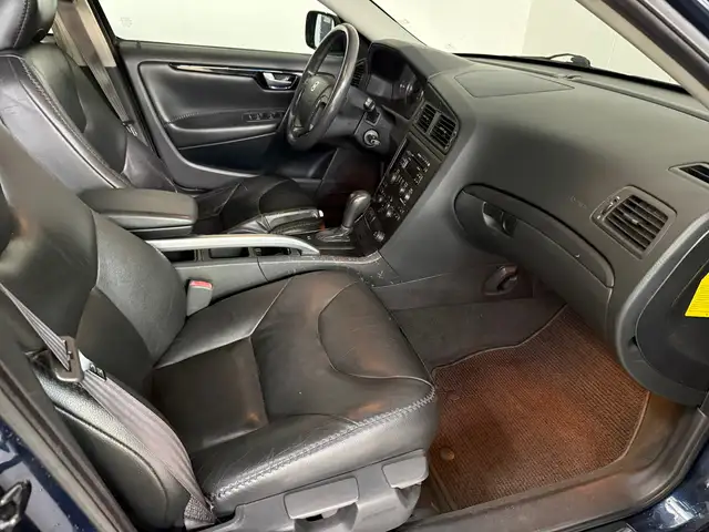Volvo XC70 view 13