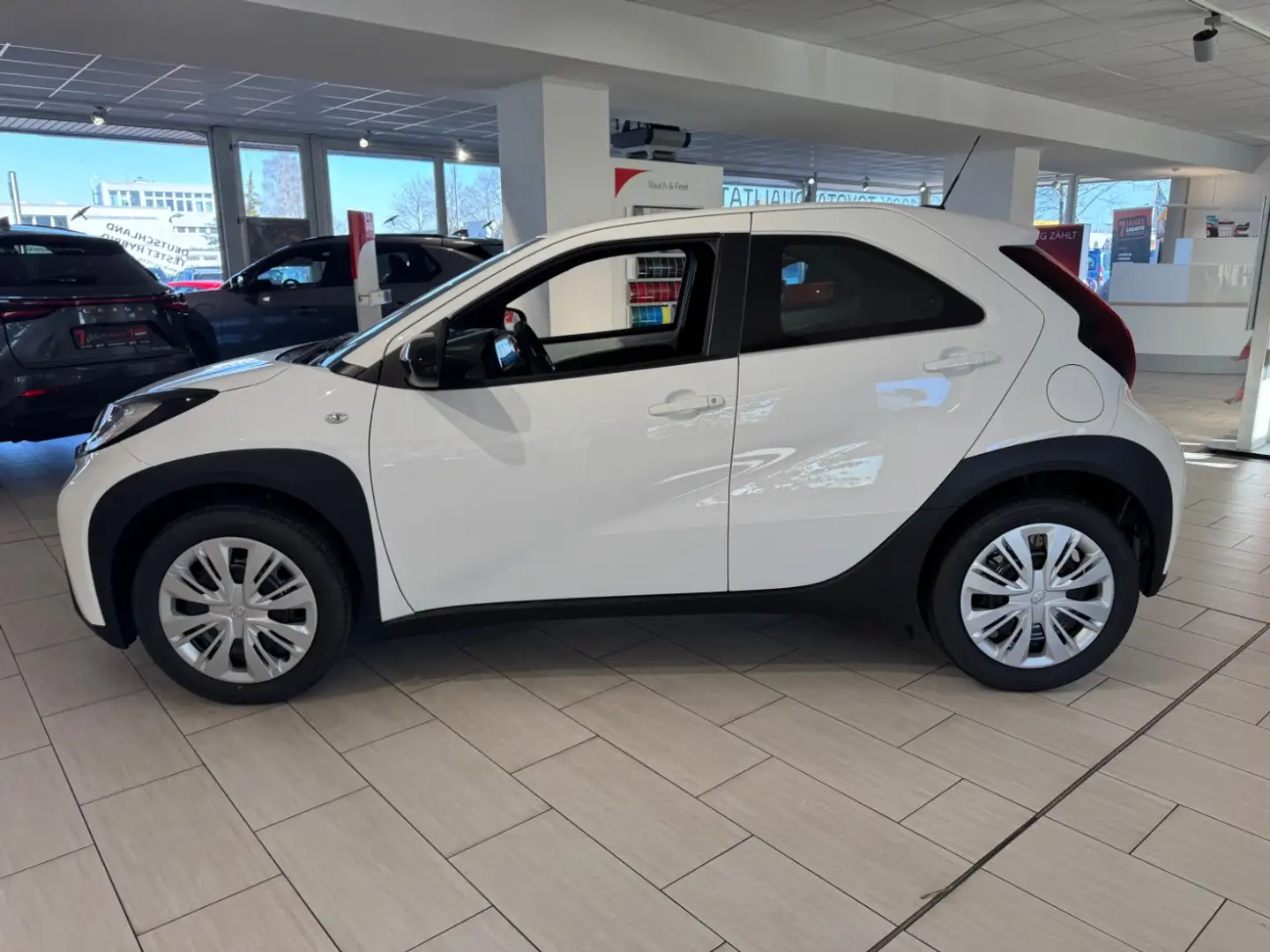 Toyota Aygo X 1.0 Business Edition SHZ, DAB, AppleCarP. Weiß - 2