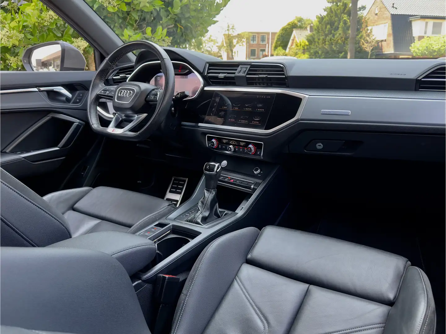 Audi Q3 35 TFSI AUT7 3X S-LINE PANODAK LEDER NAVI CAMERA D Grijs - 2