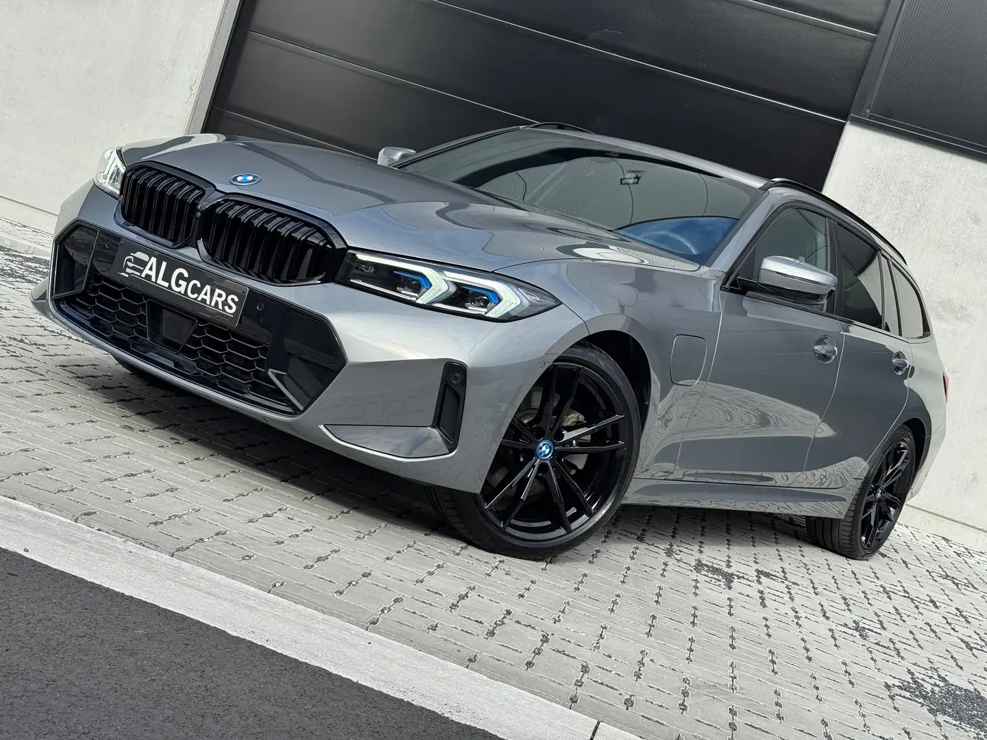 BMW 330 e Touring xDrive M-Sport Shadow Line / Full Option Grijs - 2
