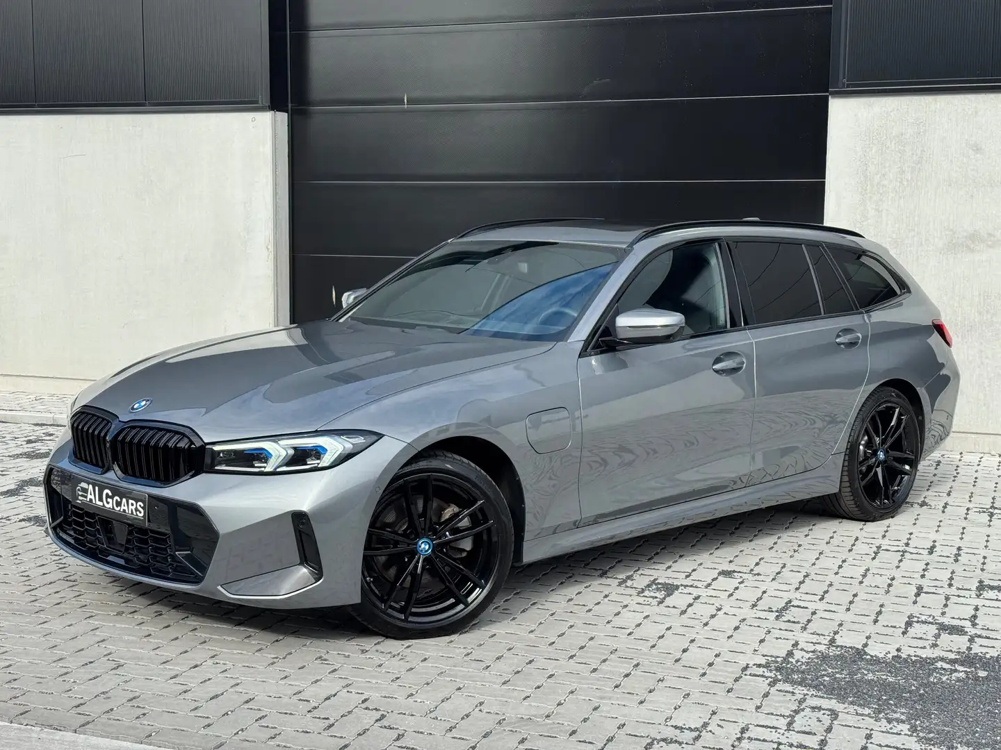 BMW 330 e Touring xDrive M-Sport Shadow Line / Full Option Grijs - 1