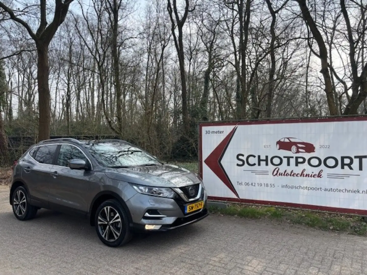 Nissan Qashqai 1.2 TEKNA + Grijs - 1