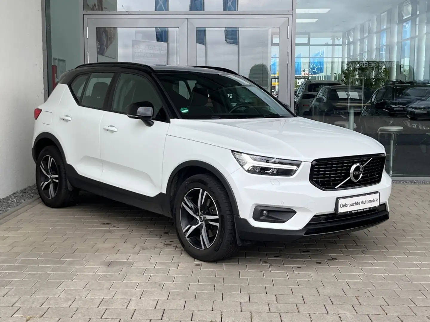 Volvo XC40 D4 AWD Geatronic AHK.Navi.RfK.LED.Allrad Wit - 2