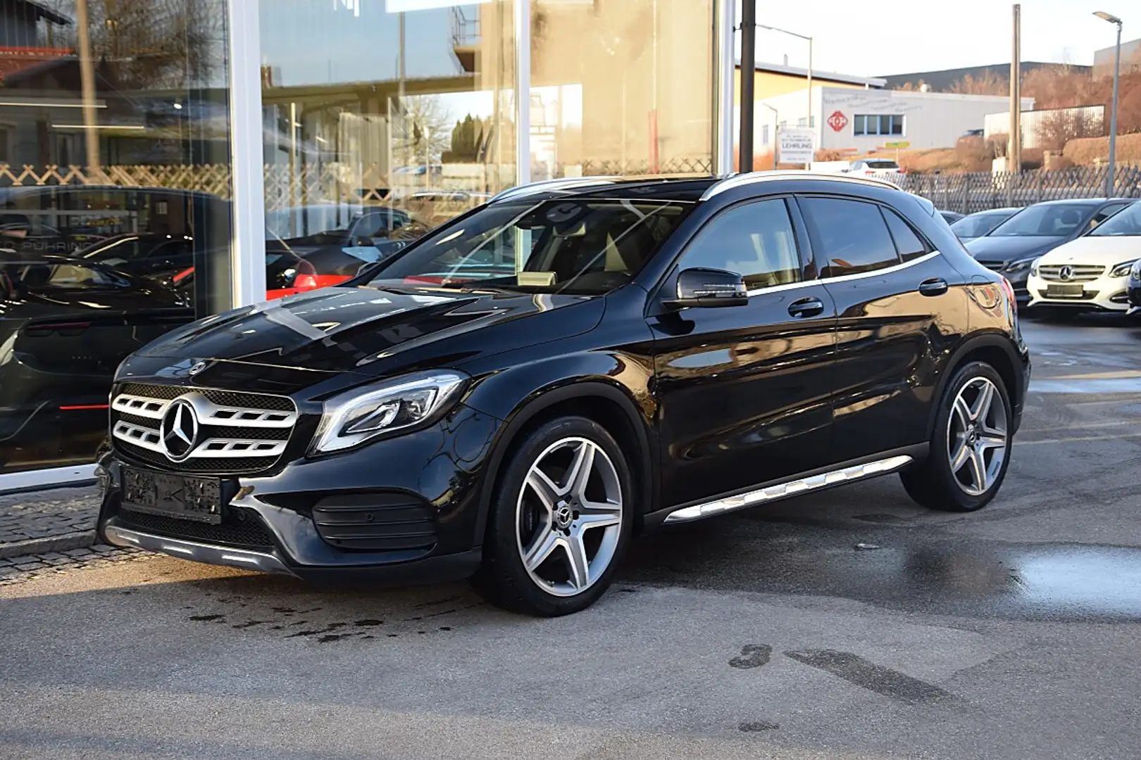 Mercedes-Benz GLA 220 d 4MATIC Aut. *AMG-Line* Schwarz - 2